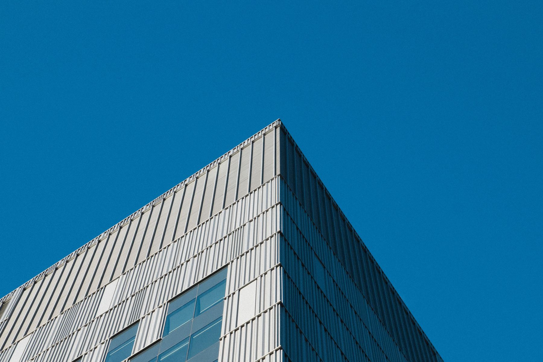 Casa Santa Fe — fachada, esquina del edificio contra el cielo